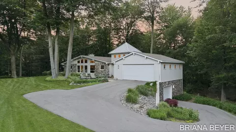 15353 Timber Ridge Ln, Holland, MI 49424