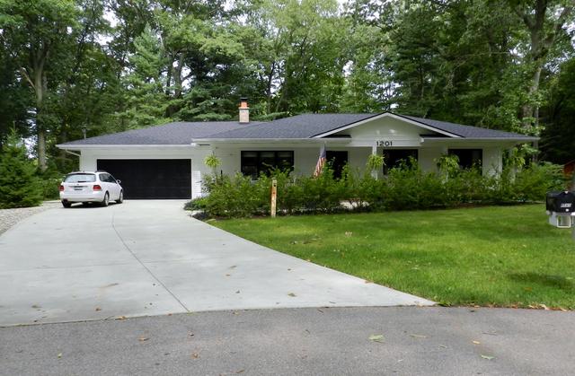 1201 Wintergreen Dr, Holland, MI 49424