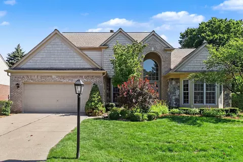 39728 Dun Rovin Dr, Northville, MI 48168