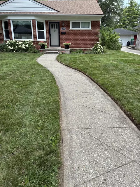 31180 E Rutland St, Beverly Hills, MI 48025