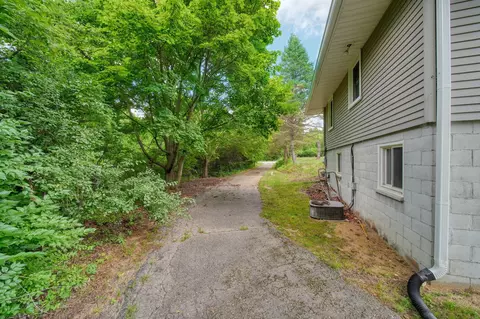 Exterior - 3930 Hoyer Rd, Jackson, MI 49201 photo 4 of 12