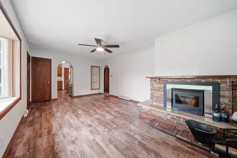Living - 3930 Hoyer Rd, Jackson, MI 49201 photo 3 of 4