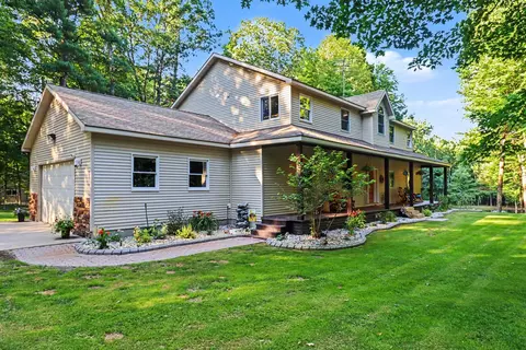 21458 Forest Lake Dr, Big Rapids, MI 49307
