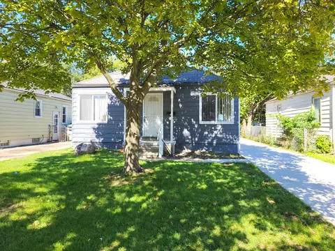 19453 Roscommon St, Harper Woods, MI 48225
