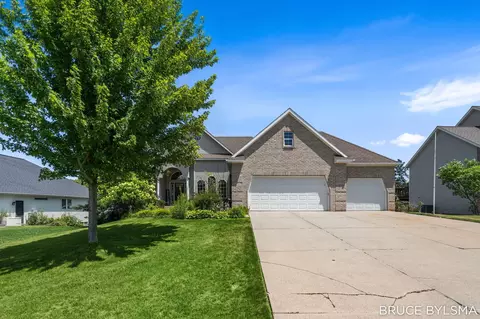 6100 Sunningdale Dr, Hudsonville, MI 49426