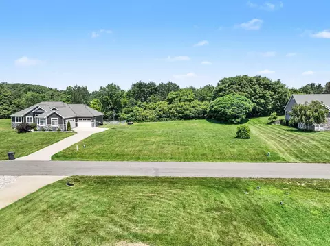5656 Meadow Ln, Coloma, MI 49038