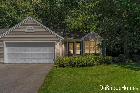 4256 Valley Hollow Dr NE, Grand Rapids, MI 49525