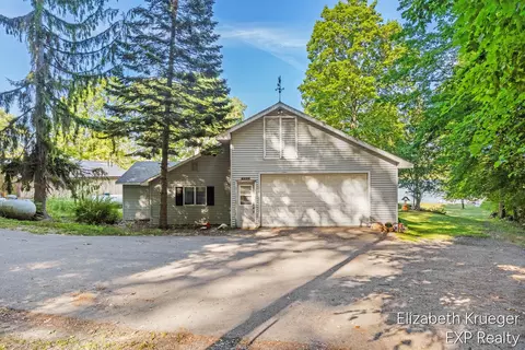 5594 Maple St, Newaygo, MI 49337