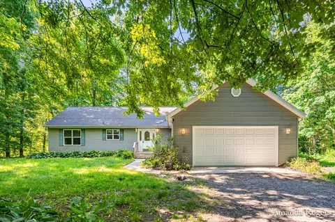 650 Parnell Ave SE, Lowell, MI 49331