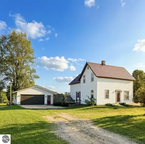196 E Center Rd, Kingsley, MI 49649