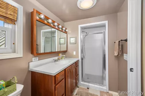 Bath - 5683 E 92nd St, Newaygo, MI 49337 photo 3 of 4