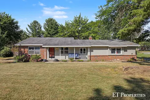 2440 Saratoga Dr NE, Grand Rapids, MI 49525