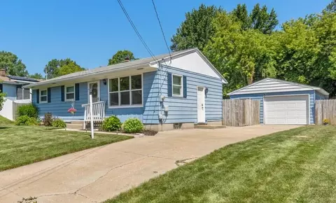 1001 Coventry Dr NW, Grand Rapids, MI 49544