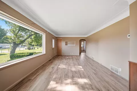 Living - 5445 Sharon Dr, Jackson, MI 49203 photo 2 of 4