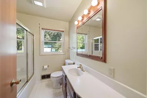 Bath - 5445 Sharon Dr, Jackson, MI 49203 photo 2 of 2