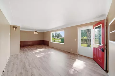 Living - 5445 Sharon Dr, Jackson, MI 49203 photo 1 of 4
