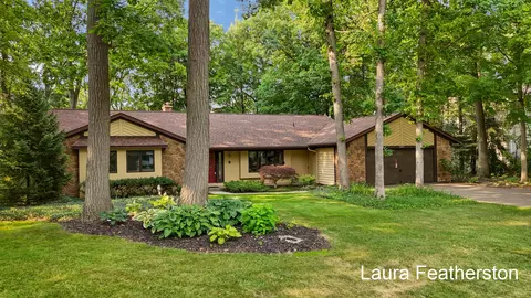 2091 Northridge Dr NE, Grand Rapids, MI 49525