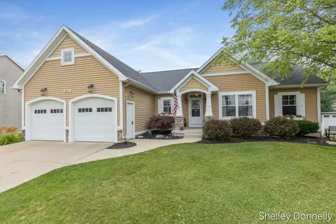8677 Shore Way Dr SW, Byron Center, MI 49315