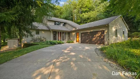 3262 Breckenridge Ct NE, Grand Rapids, MI 49525