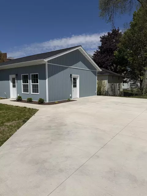 303 Middle St, Three Rivers, MI 49093 photo 2
