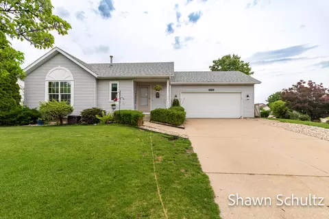 14307 Aspen Vale Dr, Holland, MI 49424