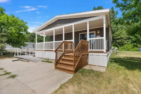 7422 Woods Edge Dr NE, Belmont, MI 49306