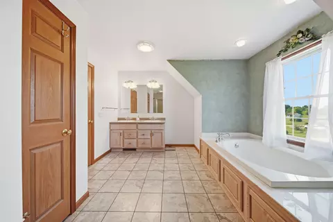 Bath - 11329 Rosemary Ln, Munith, MI 49259 photo 4 of 6