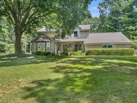 1800 Mont Rue Dr SE, Grand Rapids, MI 49546
