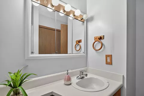 Bath - 2367 Loomis Rd, Jackson, MI 49201 photo 2 of 3