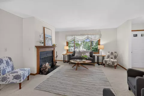 Living - 2367 Loomis Rd, Jackson, MI 49201 photo 3 of 4