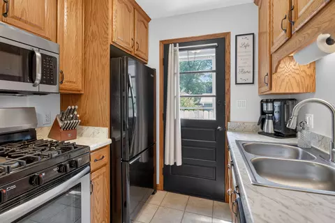 Kitchen - 2430 Kibby Rd, Jackson, MI 49203 photo 3 of 4
