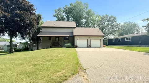 2883 Lakeshore Rd, Twin Lake, MI 49457