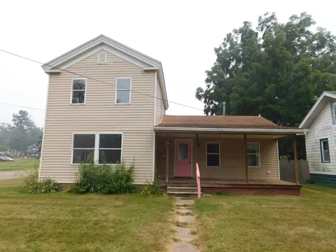 Exterior - 700 8th St, Three Rivers, MI 49093 photo 2 of 11