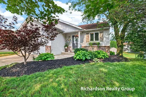 3138 Winter Ridge Dr, Holland, MI 49424