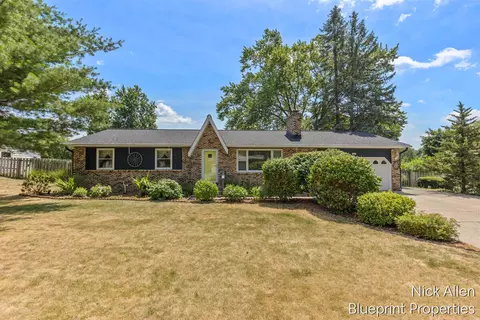 3526 Keswick Dr NE, Belmont, MI 49306