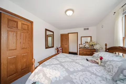 Bedroom - 14 Ackerson Lake Rd, Jackson, MI 49201 photo 2 of 6