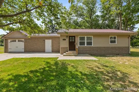 207 W Maple St, Carson City, MI 48811