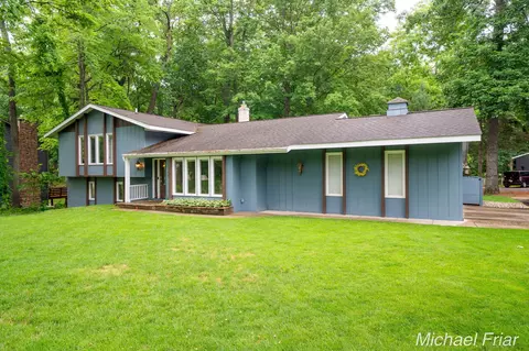 2700 Shadowbrook Dr SE, Grand Rapids, MI 49546
