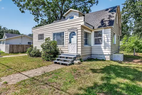 1077 Shonat St, Muskegon, MI 49442