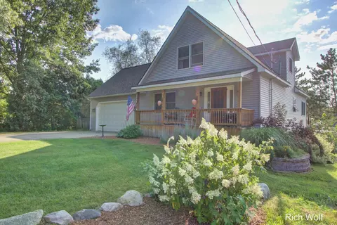 8611 Mohawk Trl, Howard City, MI 49329