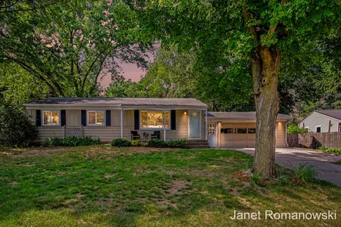 11141 Woodbushe Dr SE, Lowell, MI 49331