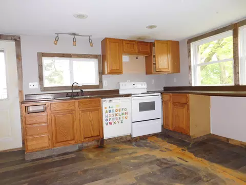 Kitchen - 6488 N Parma Rd, Parma, MI 49269 photo 2 of 2