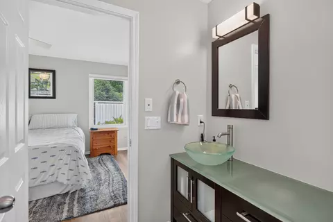 Bath - 2339 Vandemere Rd, Jackson, MI 49201 photo 3 of 8
