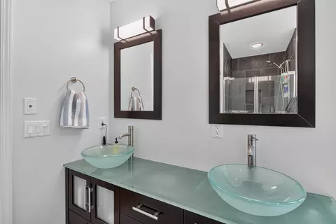 Bath - 2339 Vandemere Rd, Jackson, MI 49201 photo 2 of 8