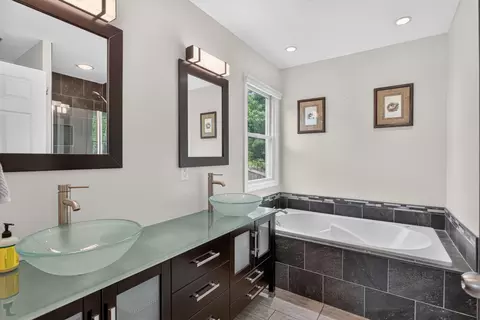 Bath - 2339 Vandemere Rd, Jackson, MI 49201 photo 1 of 8