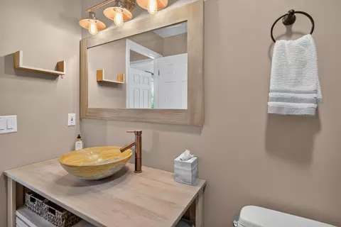 Bath - 2339 Vandemere Rd, Jackson, MI 49201 photo 6 of 8