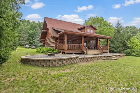 2618 N Mundy Ave, White Cloud, MI 49349