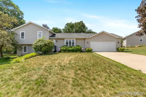 1421 Hollow Ridge Dr NE, Rockford, MI 49341