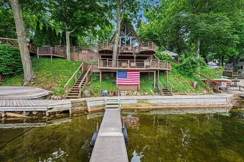 25862 Shore Dr, Lawton, MI 49065
