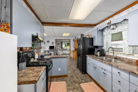 Kitchen - 117 W Pine St, Edmore, MI 48829 photo 2 of 4